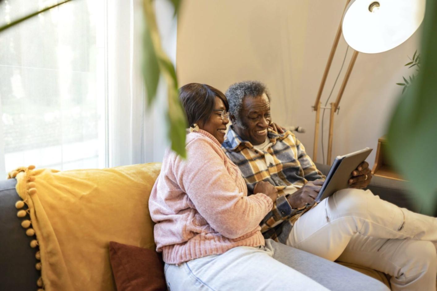 Echipa aliontharex lucrând la planificare financiară strategică pentru clienți