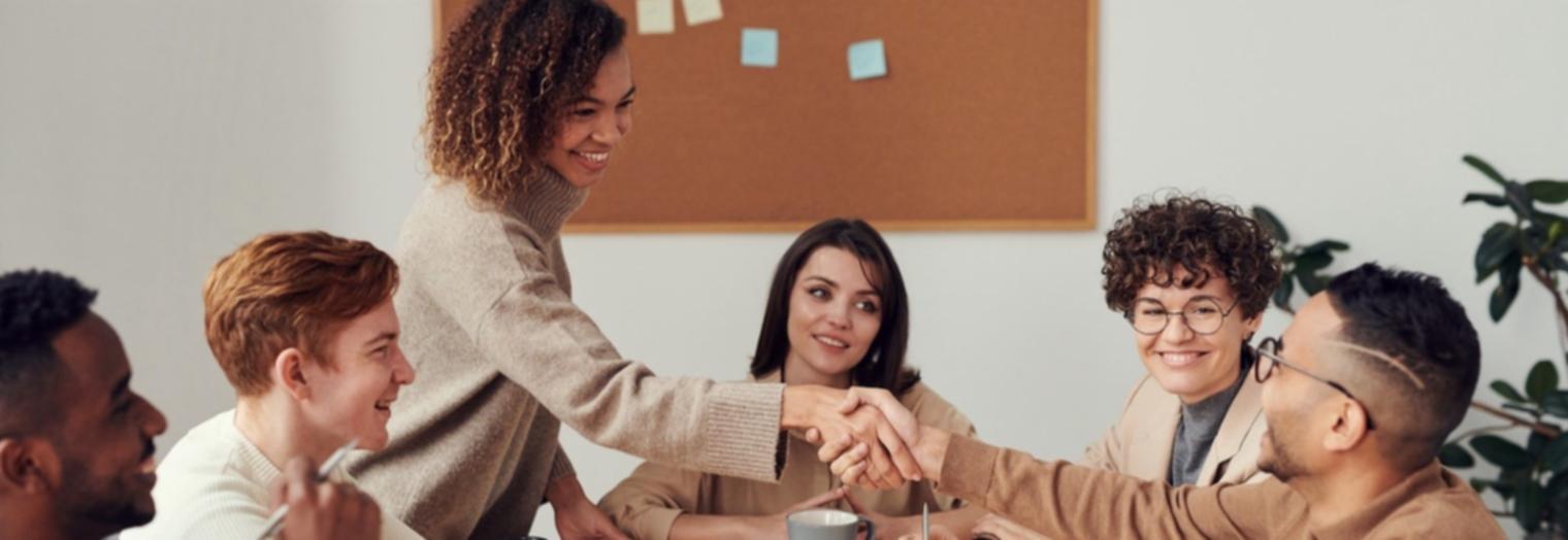 Echipă de management discutând strategii financiare