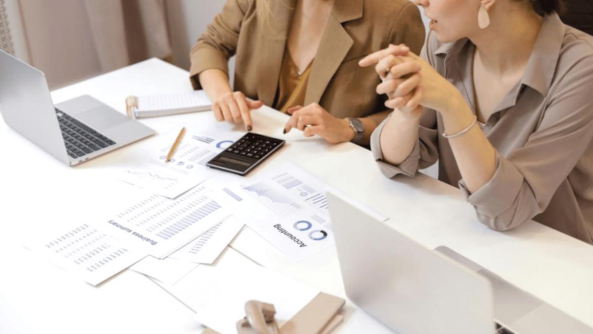 Analiză financiară colaborativă