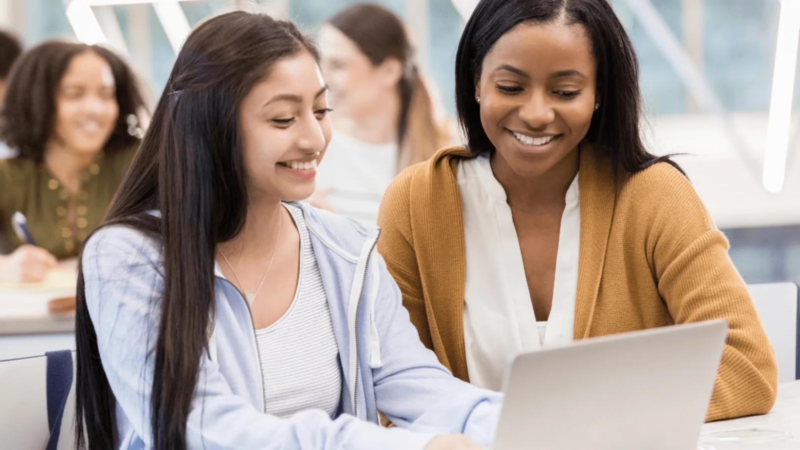 Analiză financiară detaliată pe laptop